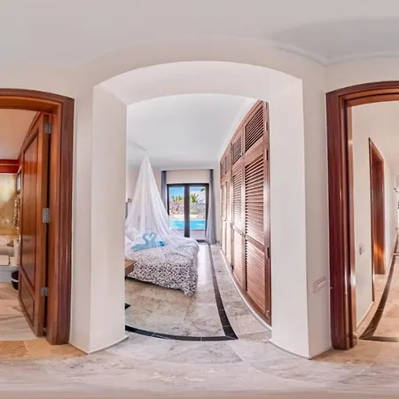 Marina Deluxe & Pool Вилла Коста Бланка