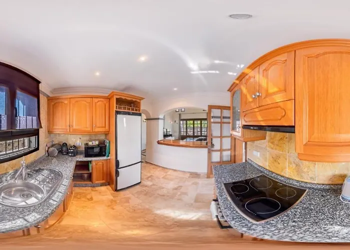 Marina Deluxe & Pool